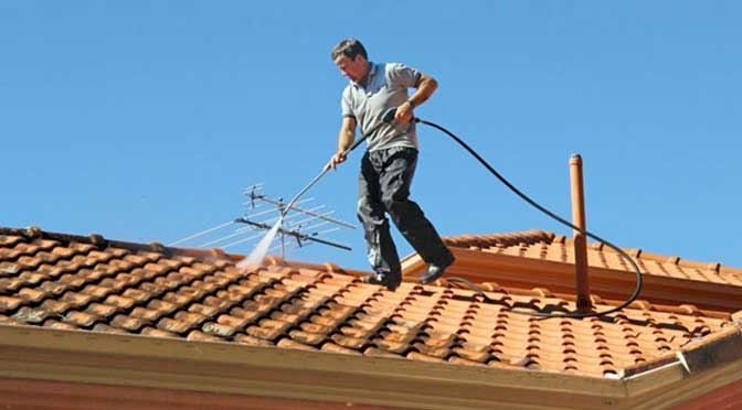 Zelf dakpannen reinigen – professioneel schoonmaken